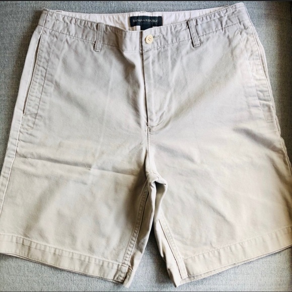 Banana Republic Tan Shorts waist 33in - Picture 2 of 3